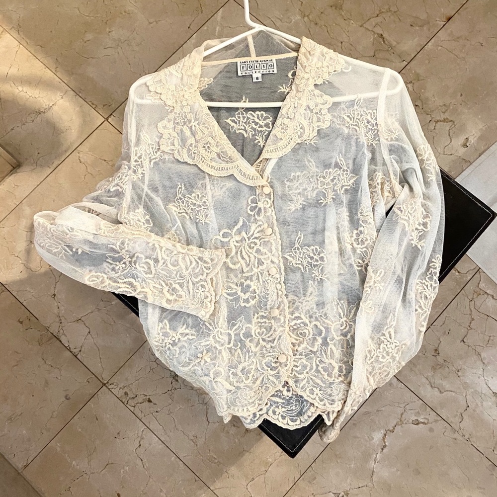 Embroidered LACE BLOUSE IN CREAM COLOR. A beauty❣️